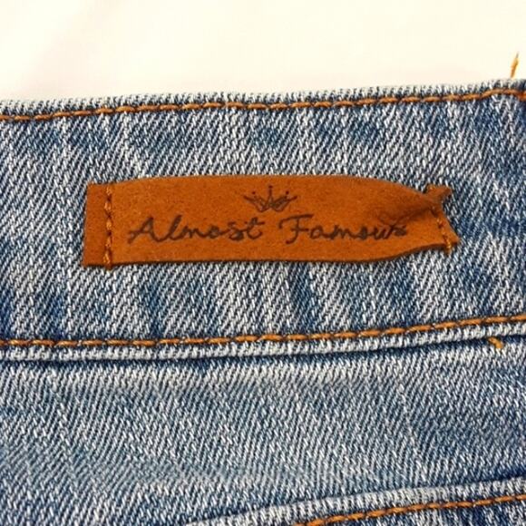 NWT Juniors Sz 3 Embroidered Distressed Highrise Grunge Denim Cutoff Shorts - Picture 9 of 12